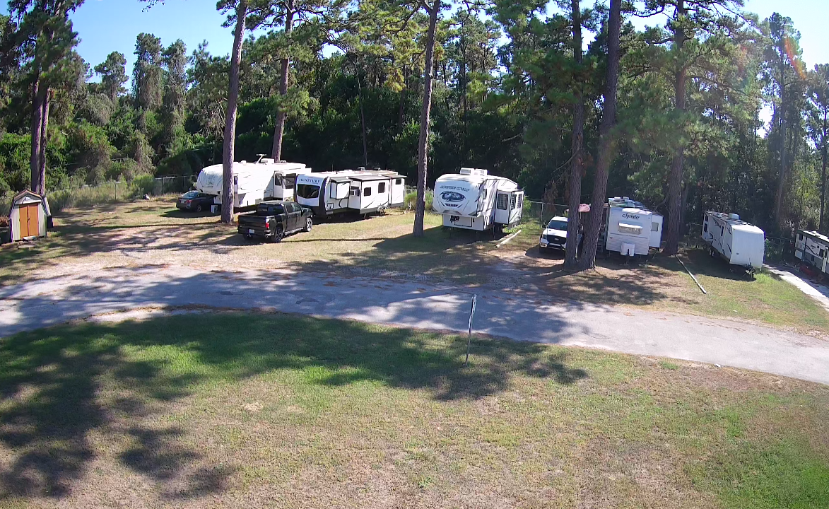 Entrada y terrenos del parque de RV en Humble TX